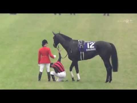 【天皇賞秋】M・デムーロが天皇皇后両陛下に最敬礼【名シーン】 - YouTube
