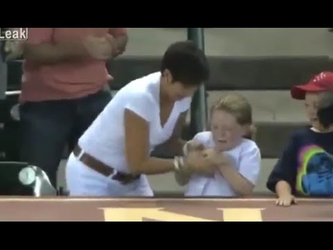 【ドン引き衝撃映像まとめ】野球選手が子供にあげたボールを強奪する大人たち - YouTube