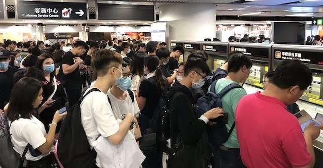 【話題】『香港の駅の券売機に長蛇の列ができた理由。日本も他人事ではなくなるかもしれない…』