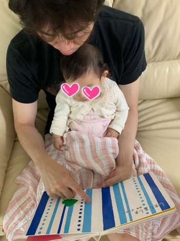 “よしお兄さん”小林よしひさ、愛娘との2ショット公開「口元がそっくり」