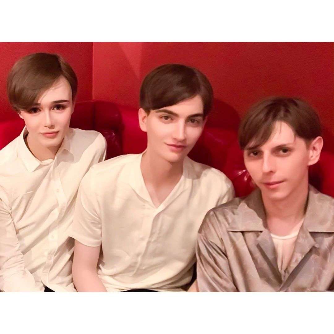 ????  on Instagram: “・昨日は分け目一緒の三兄弟でロケしてきたよ！ロケというか、食事会？？白ワイン沢山飲めてうきうき❤︎❤︎❤︎マフィン、ブラス君ありがと〜????もっといっぱい写真撮ったから仕事終わったらまた投稿する?”