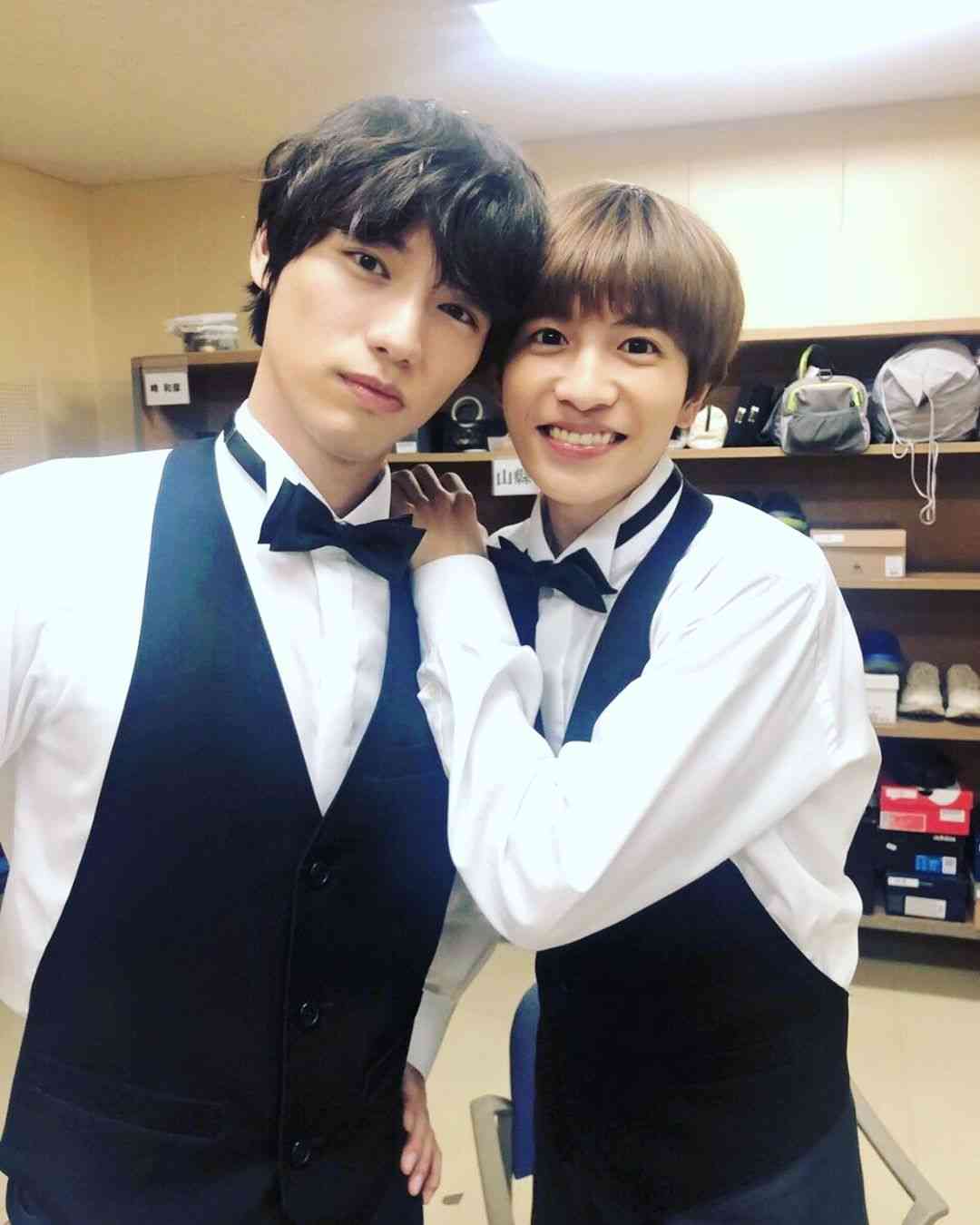 志尊淳、ドラマで共演する福士蒼汰と“ウェイター姿”で2ショット「楽しくやっております」