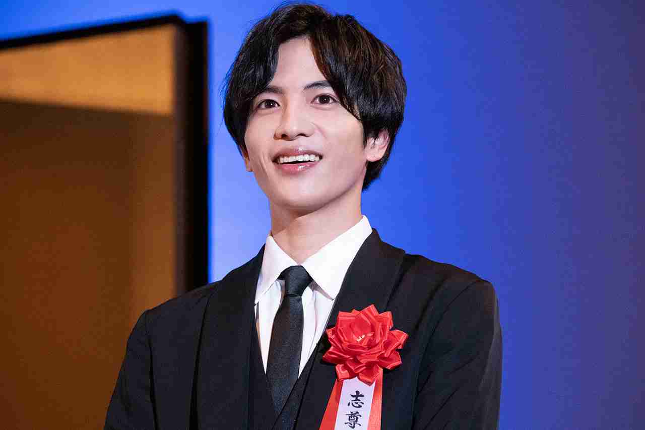 志尊淳、ドラマで共演する福士蒼汰と“ウェイター姿”で2ショット「楽しくやっております」 | AbemaTIMES