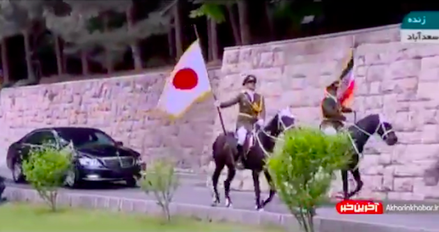 安倍首相イラン訪問に、ネット『こういうのは日本で放送されないよね…騎馬で車を先導する…しかも、国旗を持ってっていうのは、非常に斬新』