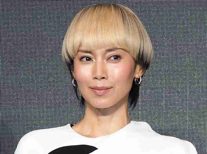 中谷美紀：金髪マッシュにイメチェン！　ケープ風ドレスで個性的に - 毎日キレイ