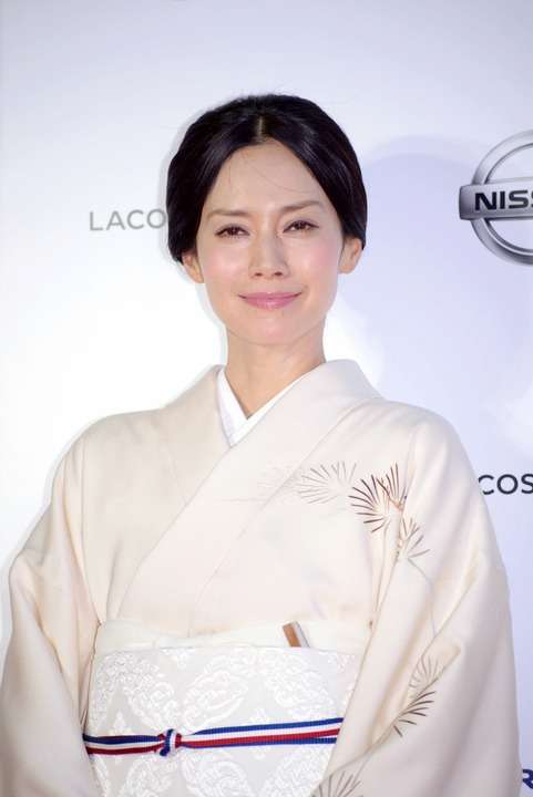 中谷美紀：フランス映画祭で着物姿　トリコロールを差し色に