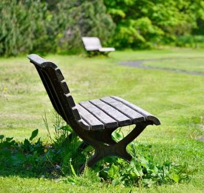 公園のベンチに座っただけで通報されたおじさん　不審者扱いの理由は「普段は見ない人。スマホを使っているから盗撮かも」 | キャリコネニュース