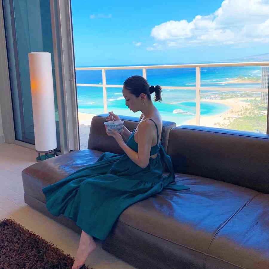 浜崎あゆみ、海外で「どん兵衛」食べるオフショットに反響「親近感わく」「笑った」