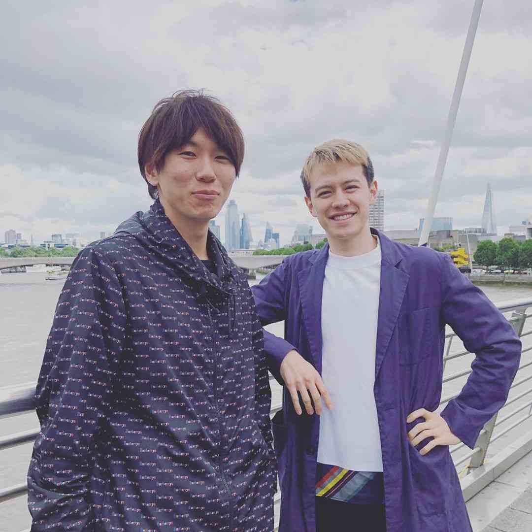古市憲寿、ロンドン留学中のウエンツ瑛士とのツーショットを公開