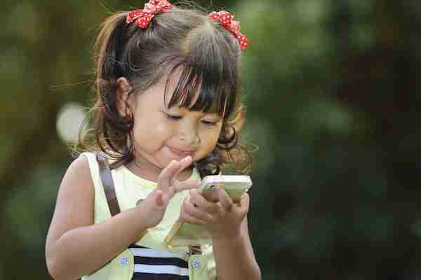 外食時に子供にスマホを渡すのは「教育の放棄」　長嶋一茂の主張に親たちが大反論 – ニュースサイトしらべぇ