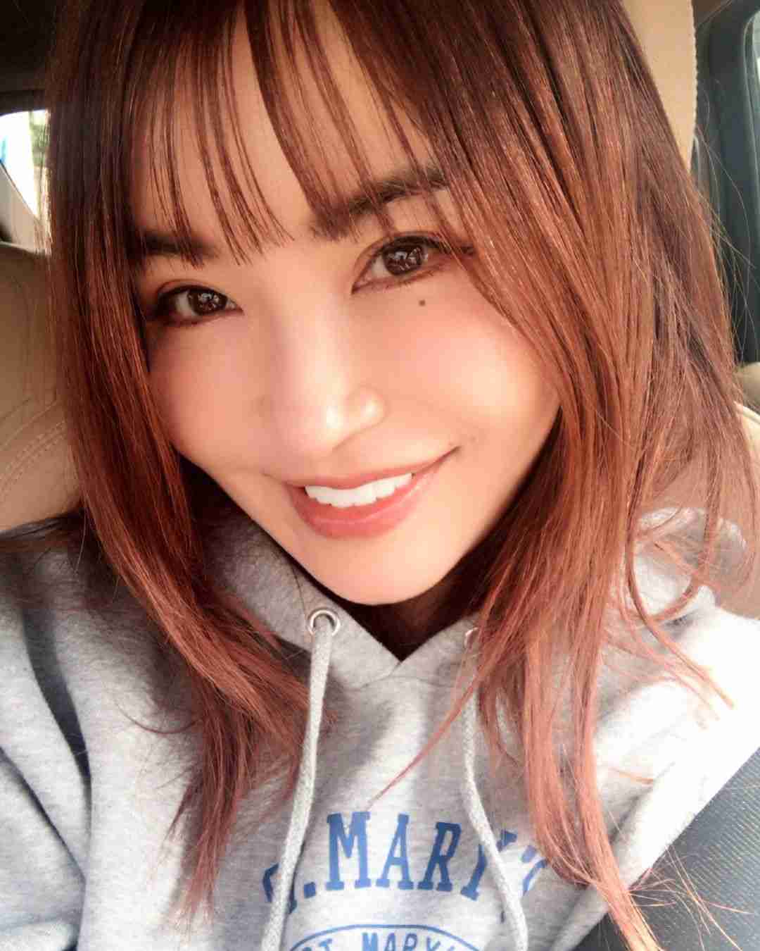 平子理沙 RISA HIRAKO on Instagram: “前髪のある自分にまだ慣れないのだ〜〜? おお、久しぶり〜！元気してた〜？って感じ。✋?でも、いつも前髪があった時は、厚めのバングだったので、シースルーバングは自分の中では、かなり新鮮なのだ❣️何だか、いつもの服もイメージ変わって新鮮な気分?たまにプチイメチェンも楽しいね❤️…”
