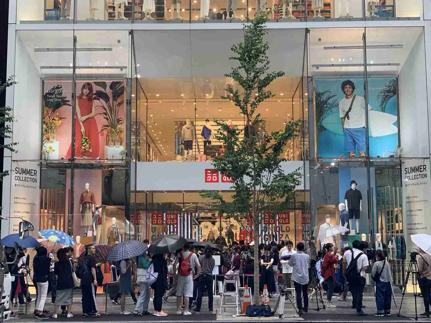 ユニクロ「UT」とKAWSのコラボは最後？新作を求めて銀座旗艦店に開店前から長蛇の列