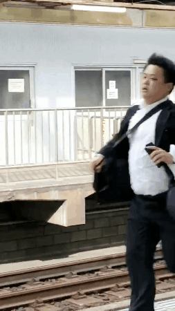 駅で「逃げる痴漢」に足を出して転ばせた男性、「暴行罪になる」は本当？