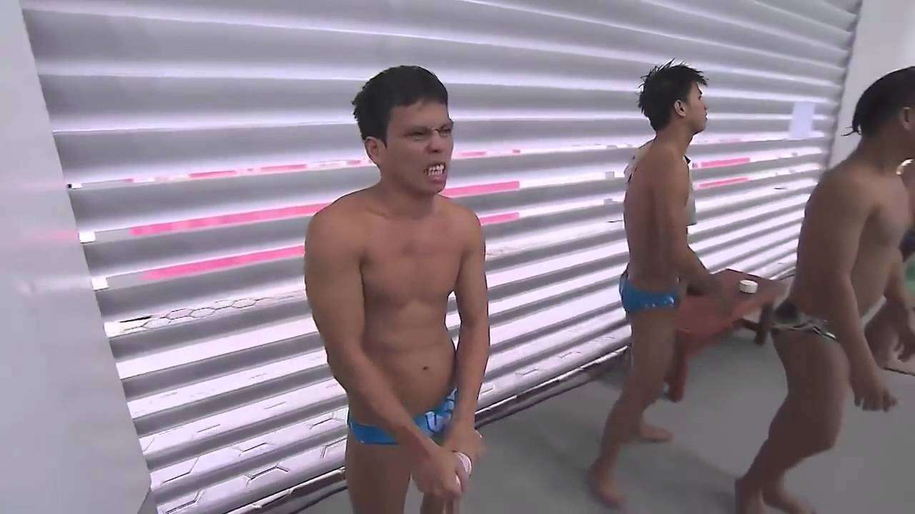 飛び込みの公式大会で0点を叩きだした選手の演技が面白すぎる - YouTube