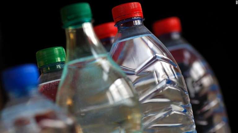 年間12万個のマイクロプラスチック摂取も、ボトル飲料水では倍増 米研究