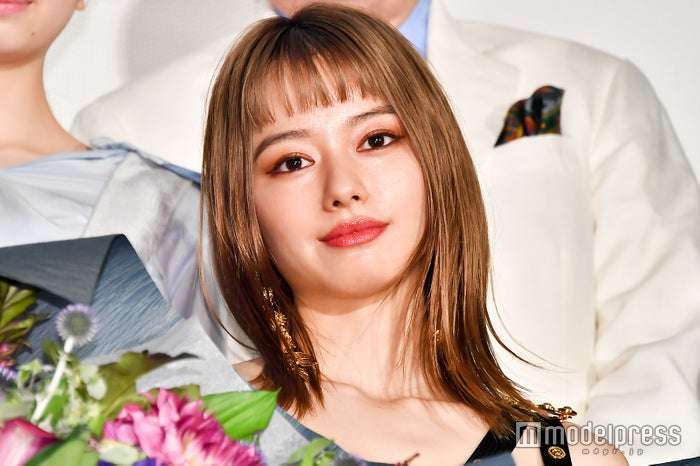 山本舞香、大胆ドレスで美脚＆美背中披露 初“オン眉”ヘアが可愛い＜東京喰種 トーキョーグール【S】＞ - モデルプレス