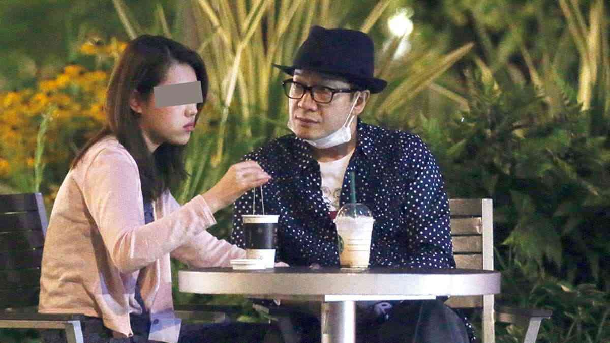 田原俊彦　マスクで顔を隠すけどテラス席でミニスカ美女とデート