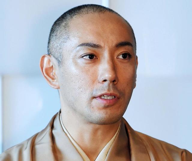市川海老蔵 舞台で爪を半分剥がしてしまうアクシデント、瞬間接着剤で応急処置