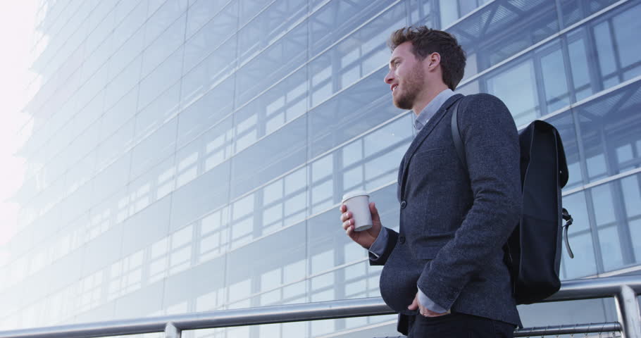 スーツにリュックの男性はアリですか？