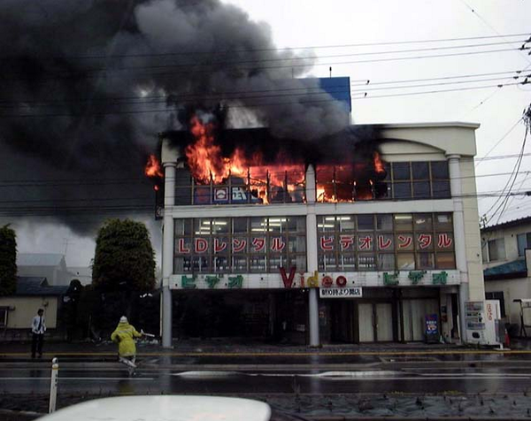アニメ会社で火事 けが人多数か “ガソリンまいたか” 京都