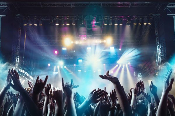 芸能人と仲良くなりたい？　アイドルファンからは「つながりNG」の声