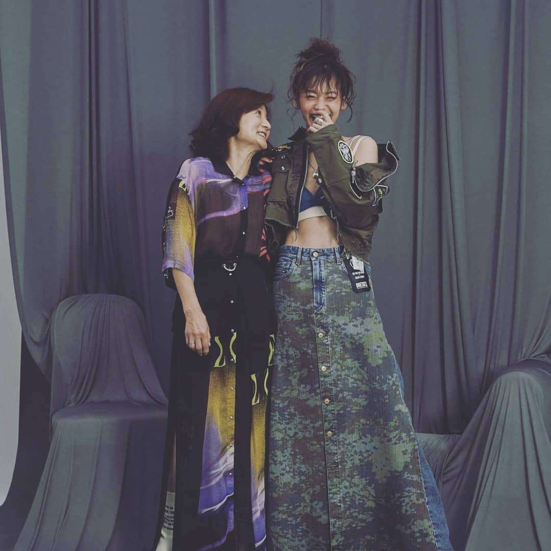 西山茉希、母との2ショットに「えっ！お母さんですか？」「娘さんそっくり」