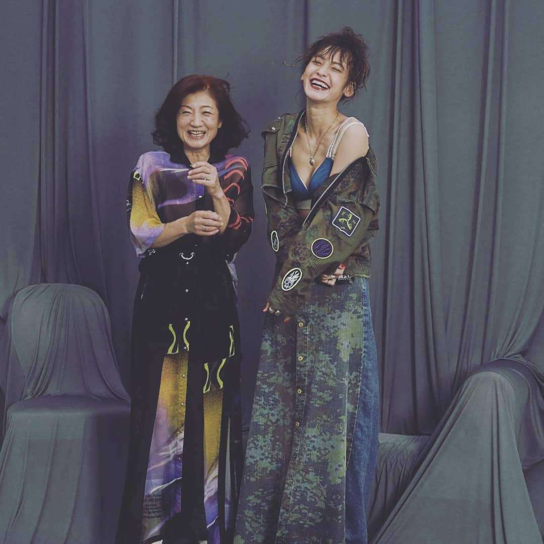 西山茉希、母との2ショットに「えっ！お母さんですか？」「娘さんそっくり」