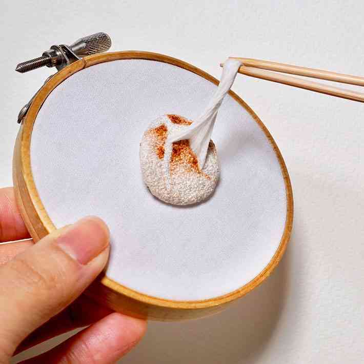 「どういうことなの」「リアルすぎる…!」 刺繍で作った『伸びるピザ』にネットから大反響