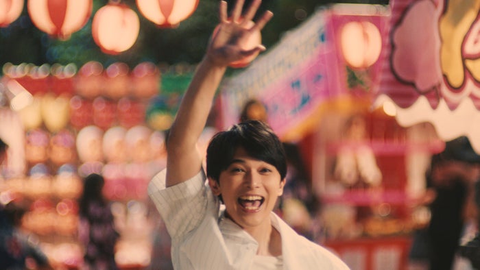 吉沢亮＆広瀬すず“カップル”、夏祭りで抱き合う？ - モデルプレス