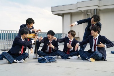 SixTONES、黒髪&制服姿!期間限定の新CMで