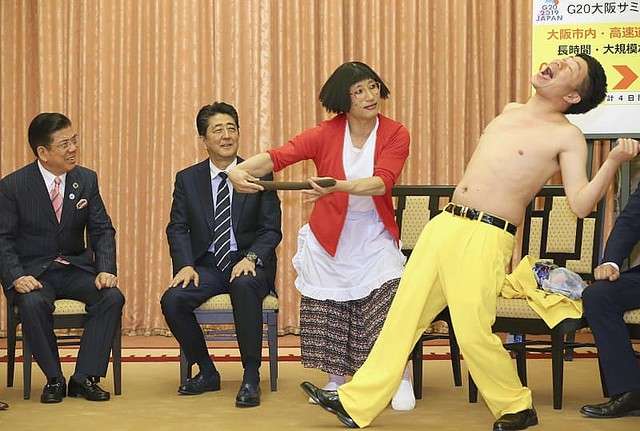 安倍首相が吉本新喜劇メンバーと昼食「同日選ある？」に笑顔