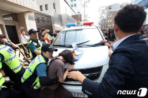 釜山の日本総領事館でテロ6人が無断侵入し逮捕 → 何故かテロリスト全員釈放 ｜ 保守速報