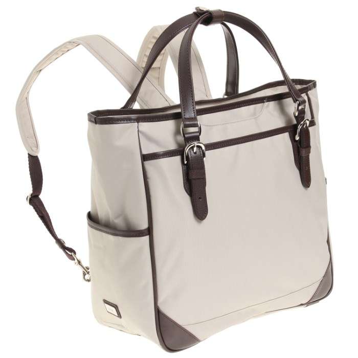 スーツにリュックの男性はアリですか？