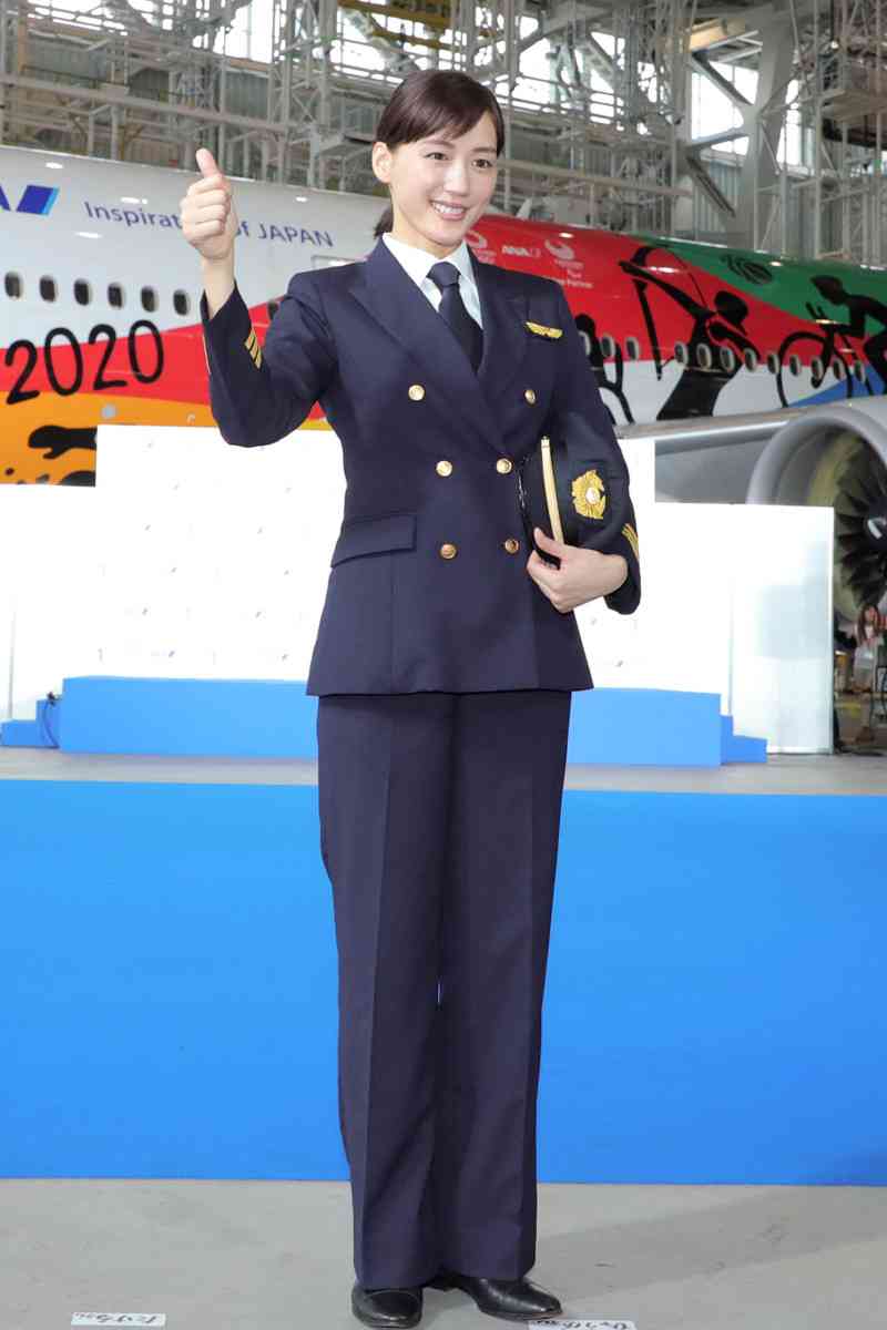 綾瀬はるか、五輪１年前イベントにパイロット制服姿で登場「ドキドキします」 : スポーツ報知