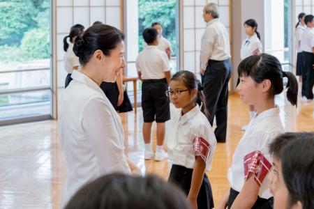 皇太子夫妻、豆記者と交流 沖縄と北海道・函館の小中学生 | 全国のニュース | 福井新聞ONLINE