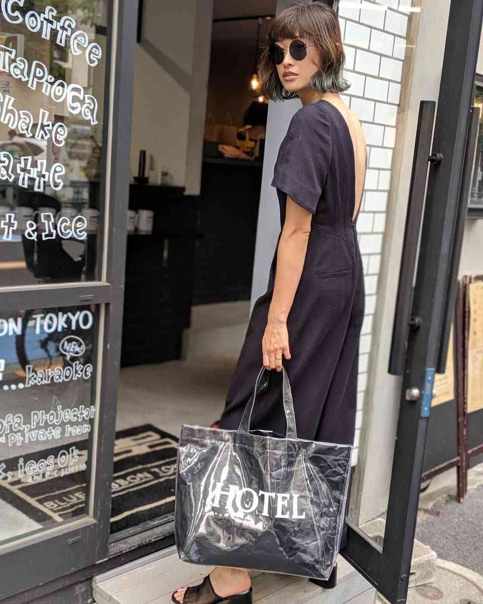 山田優、「背中も美人！」背中がざっくり開いたワンピース姿が大反響