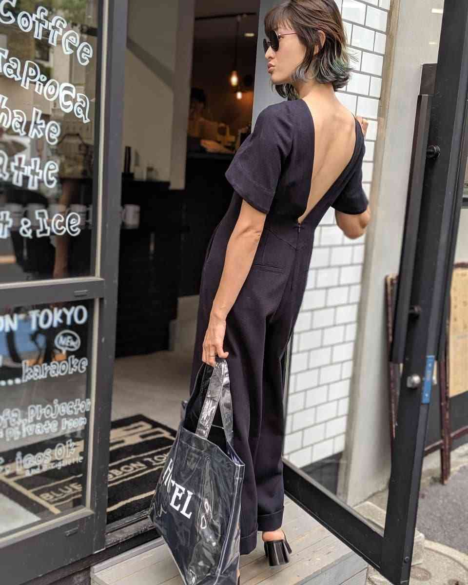山田優、「背中も美人！」背中がざっくり開いたワンピース姿が大反響
