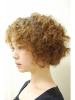 黒木華が役柄と同じもじゃもじゃの天然パーマヘアで登壇