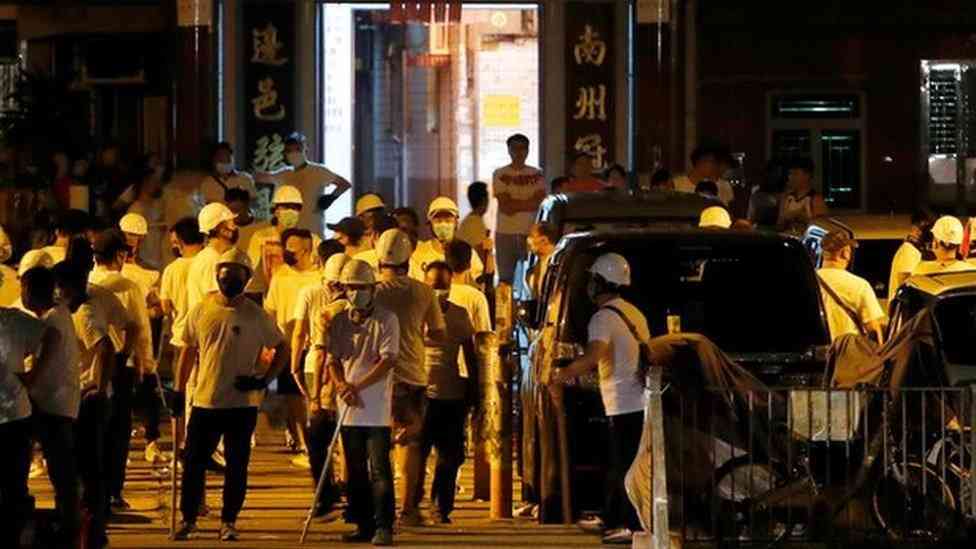 香港の駅を覆面集団が攻撃、通勤客を殴る　45人が負傷（BBC News） - Yahoo!ニュース