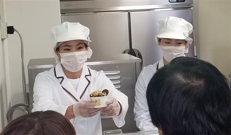 松本薫さん、アイスクリーム店オープンに長蛇の列「多くの方に笑顔に」
