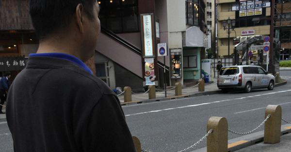 「1人で歩くな」　全盲男性、点字ブロックで通行人とぶつかり白杖壊れ、蹴られる　八王子 - 毎日新聞