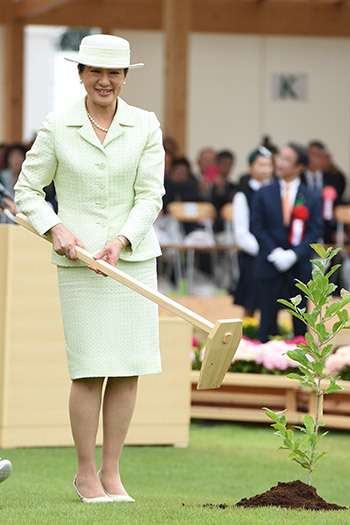 雅子皇后「皇室外交」で復権！　“私は国民に受け入れられている”と実感なさった瞬間（デイリー新潮） - Yahoo!ニュース