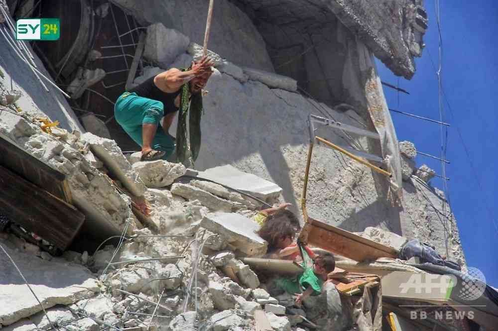 がれきに埋もれ妹をつかむ少女 シリア空爆の写真が話題　写真9枚　国際ニュース：AFPBB News