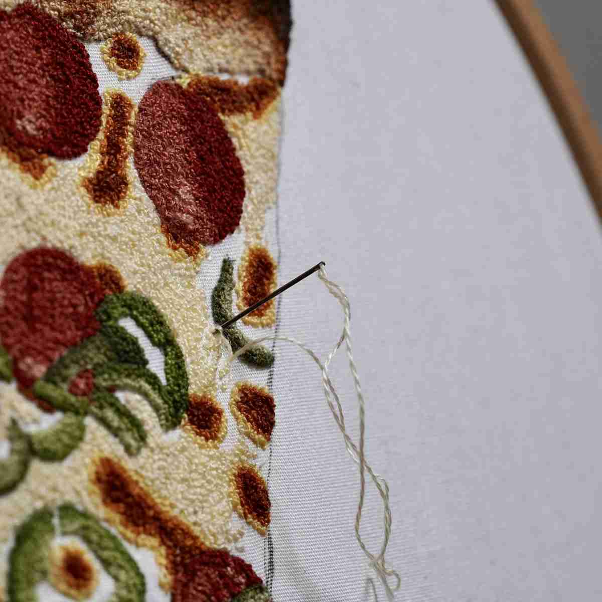 「どういうことなの」「リアルすぎる…!」 刺繍で作った『伸びるピザ』にネットから大反響