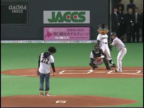 久保田利伸始球式 - YouTube