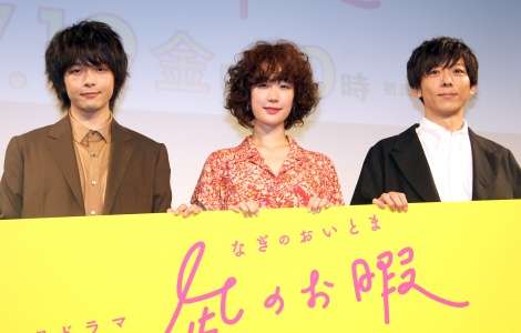 黒木華が役柄と同じもじゃもじゃの天然パーマヘアで登壇