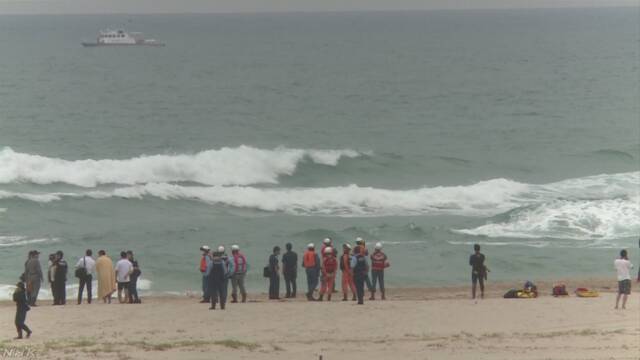 海開き前の海水浴場で警察官６人流される １人不明 | NHKニュース