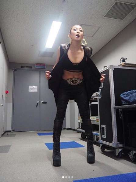      倖田來未、美腹筋際立つステージ衣装のオフショット公開し反響「腹筋ヤバイね」「ママには見えん」｜E-TALENTBANK co.,ltd.  