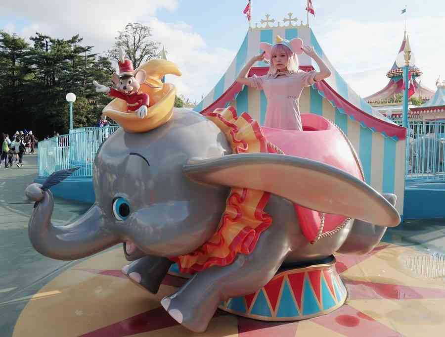 ピンク髪の益若つばさ、ディズニーランドに馴染みすぎ「現実世界では浮くので注意」