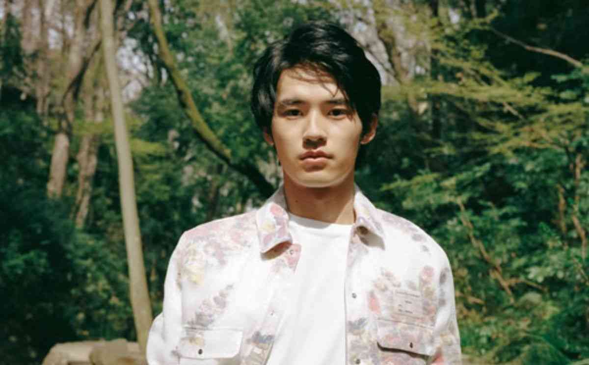 岡田健史 ── 努力と感謝を胸に飛躍する未完の大器。【若手俳優の素顔】｜海外セレブ・ゴシップ｜VOGUE JAPAN
